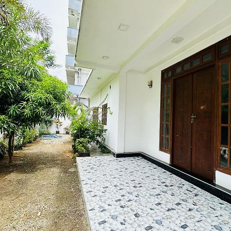 Lalitha Holiday Inn Jaffna Buitenkant foto