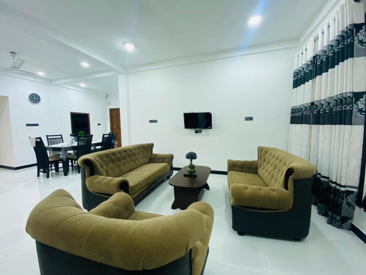 Lalitha Holiday Inn Jaffna Buitenkant foto
