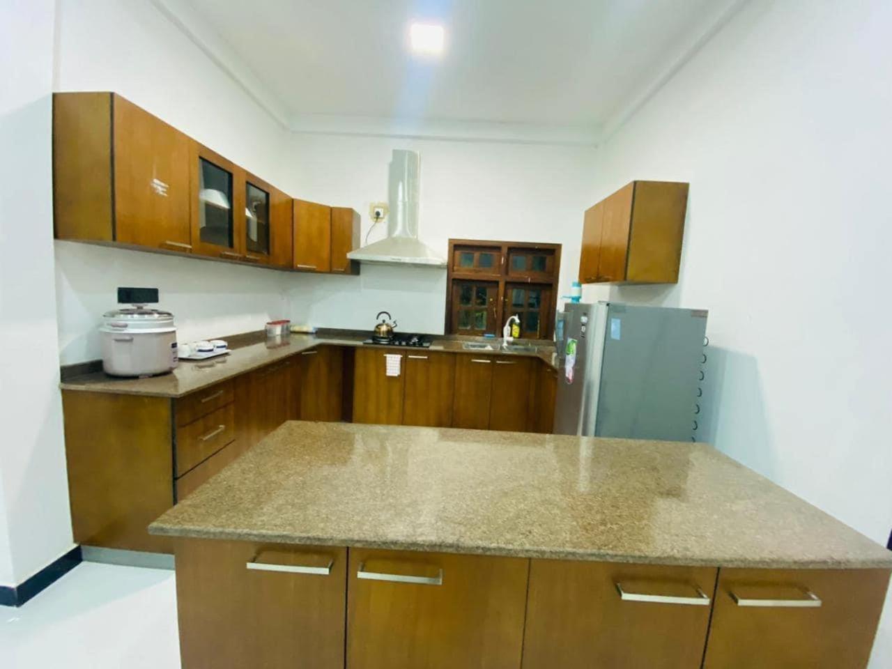 Lalitha Holiday Inn Jaffna Buitenkant foto