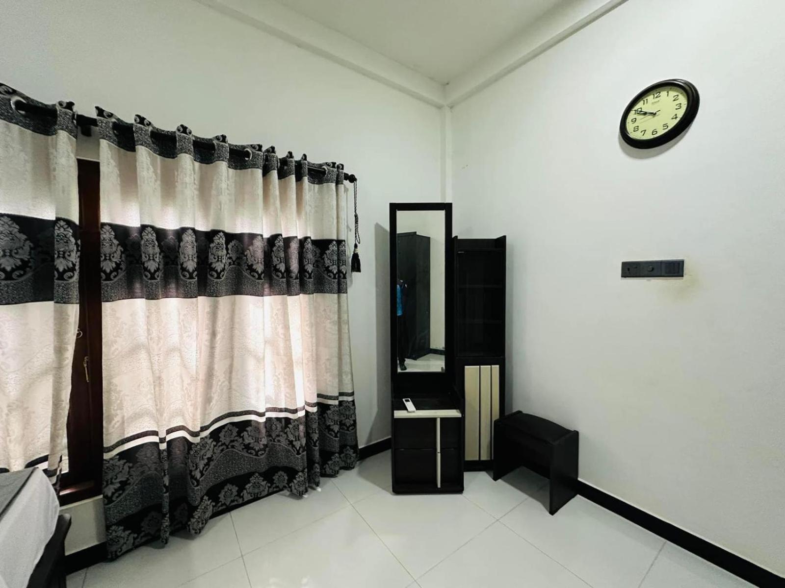 Lalitha Holiday Inn Jaffna Buitenkant foto