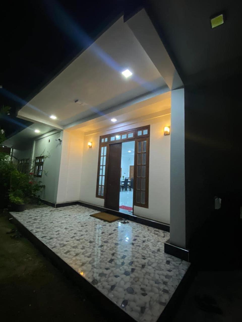 Lalitha Holiday Inn Jaffna Buitenkant foto